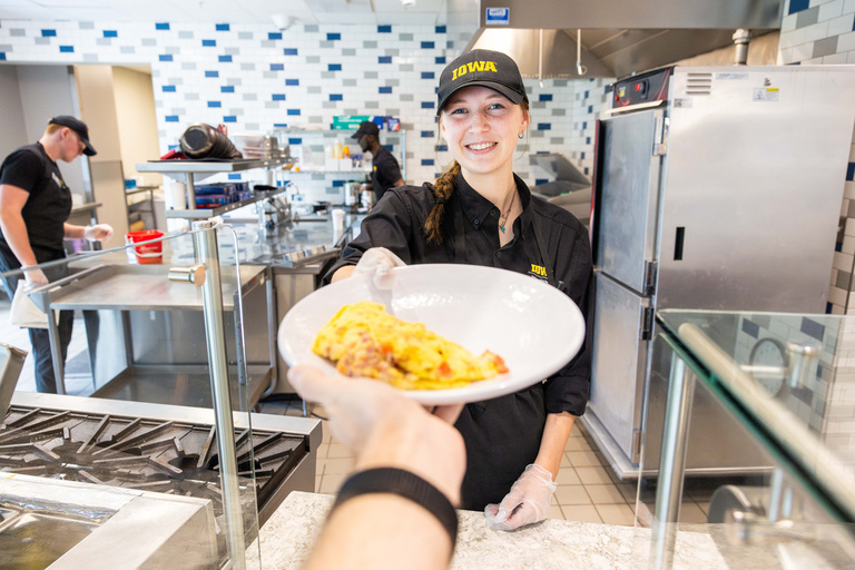 student employee preparing and serving food in Catlett Market Place