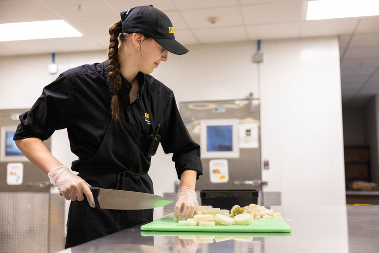 student employee preparing and serving food in Catlett Market Place