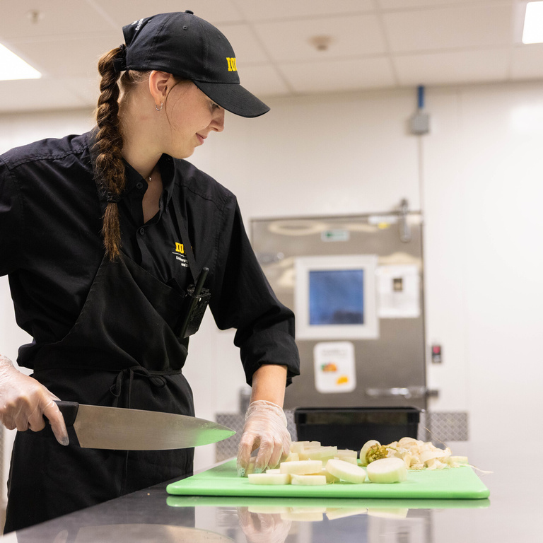 student employee preparing and serving food in Catlett Market Place